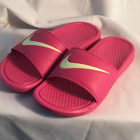 Nike Shoes - NWOT Nike women’s 8 pink flip flops